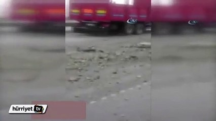 Tải video: Kamyondaki molozlar yola saçıldı, trafik felç oldu