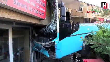 Bağcılar'da özel halk otobüsü dükkana girdi