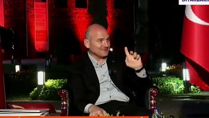 Canlı yayında Süleyman Soylu’nun kafasına bayrak direği düştü