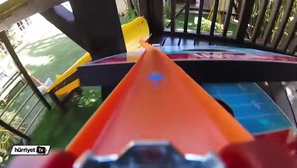 Oyuncak arabalar için bahçesini parkura çeviren adam