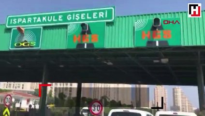 Ispartakule'de iki sürücü aynı gişeden geçmek isteyince sıkışıp kaldı