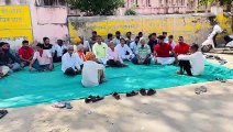स्कूल में शिक्षक लगाने के विरोध में धरने पर बैठे ग्रामीण, हटाने की मांग को लेकर किया प्रदर्शन