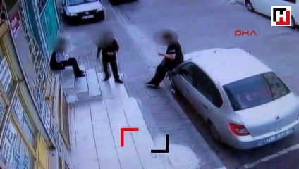 Okul önünde öğrencilerin bıçaklı kavgası kamerada