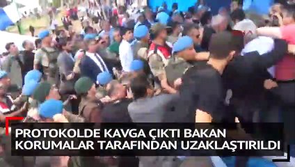 Protokolde kavga çıktı, Bakan korumalar tarafından uzaklaştırıldı