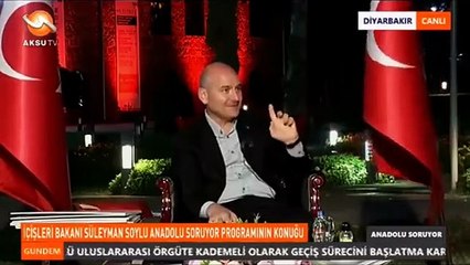 Canlı yayın kazası! Soylu'nun kafasına Türk bayrağı düştü