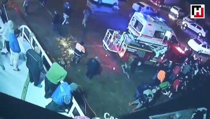 Denize düşen otomobildeki vatandaşları balıkçılar kurtardı