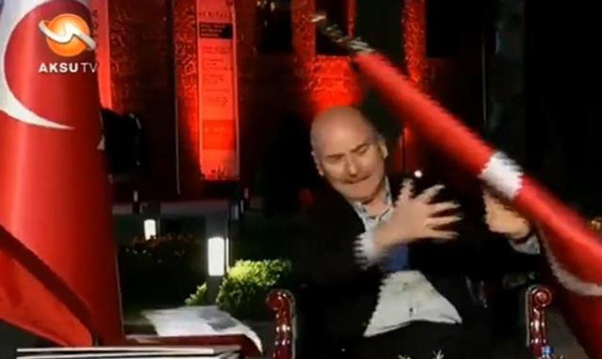 Bakan Soylu'nun canlı yayında zor anları! Üzerine bayrak devrildi