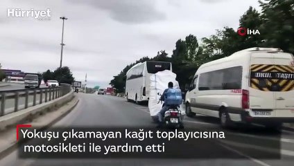 Yokuşu çıkamayan kağıt toplayıcısına motosikleti ile yardım etti