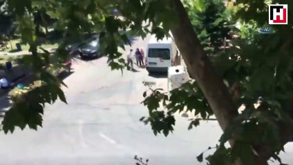 Sokak ortasında yaşanan bıçaklı kavga kamerada