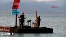 Çekilen Burdur Gölü'ne sanatçı duyarlılığı ile dikkat çekildi