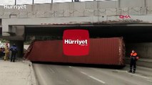 Bakırköy'de TIR üst geçide çarptı  dorsesi yola devrildi