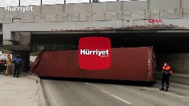 Bakırköy'de TIR üst geçide çarptı dorsesi yola devrildi