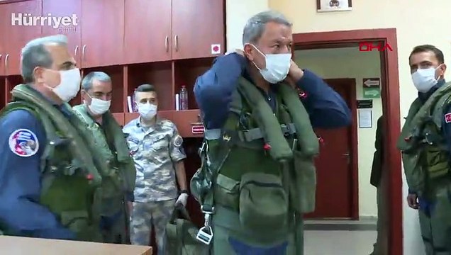 Bakan Akar, yeni uçuş eğitim yılını Ege'nin kuzeyine yaptığı özel uçuşla açtı