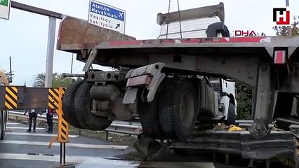 Bakırköy D-100 yanyolda TIR bariyerde asılı kaldı