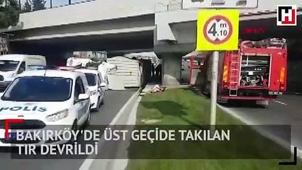 Bakırköy'de üst geçide takılan tır devrildi