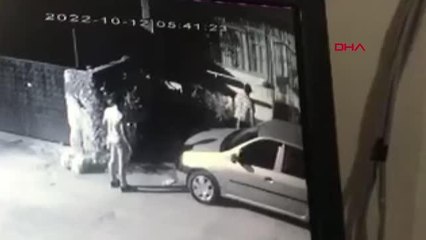 BALKONDAN TIRMANIP, 2 CEP TELEFONU VE YÜZÜK ÇALAN ŞÜPHELİLER KAMERADA