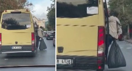 İstanbul’da minibüs kapısından sarkarak yolculuk