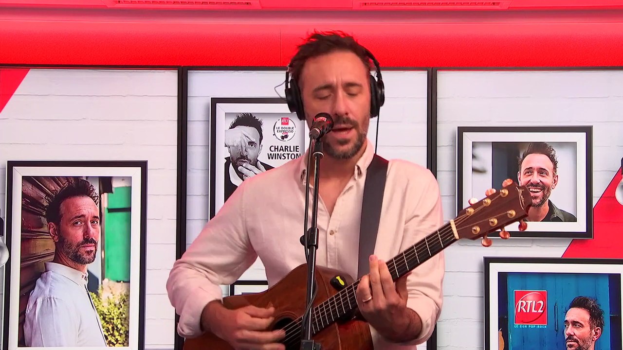 LIVE - Charlie Winston interprète "In Your Hands" dans Le Double Expresso RTL2 (14/10/22)