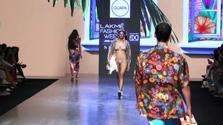 Lakme Fashion Week 2022 में Rhea Chakraborty ने ईशा अमीन के लिए किया रैंप वॉक