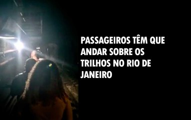 Vídeo: Passageiros têm que andar sobre os trilhos no Rio de Janeiro