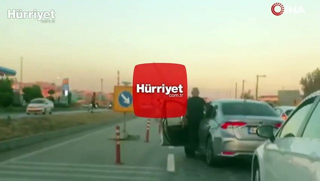 Trafikte yol verme tartışması kavgaya dönüştü! O anlar kamerada