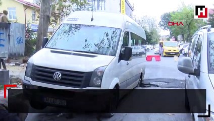 Bakırköy'de yol çöktü, öğrenci servisi mahsur kaldı