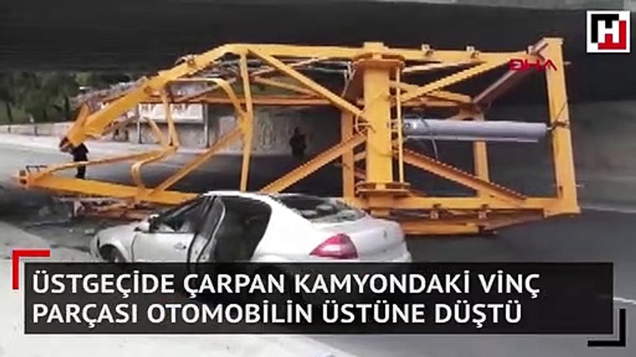 Üstgeçide çarpan kamyondaki vinç parçası otomobilin üstüne düştü