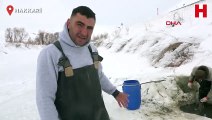 Yüksekova'da buz tutan derede Eskimo usulu balık avlıyorlar