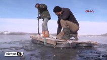 Buz tutan nehirde balık avı