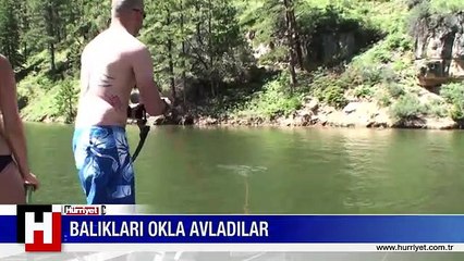 BİKİNİLİ KADINLAR OKLA BALIKLARI BÖYLE AVLADILAR