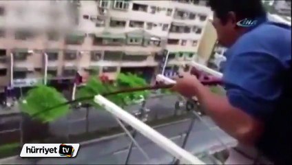 Evinin balkonundan balık tuttu