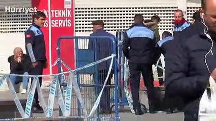 Esenyurt'ta bariyerlere aldırmadan banklarda oturdular