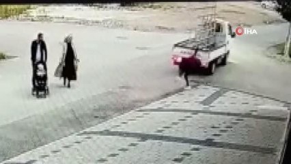 Yeleği kamyonetin kasasına takılan kadın böyle yere düştü