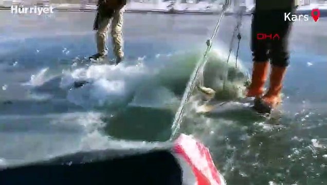 Buz tutan Çıldır Gölü'nde ailece Eskimo usulü balık avı