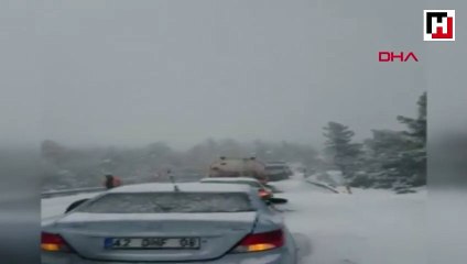 Onlarca araç ve yolcu mahsur kaldı