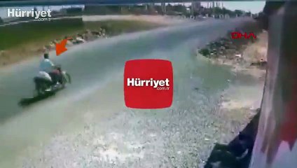 TIR'dan savrulan saman balyalarının altında kalan motosikletli öldü