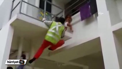 Düşen iPad’ini almaya çalışan küçük kızın balkondaki demire kafası sıkıştı