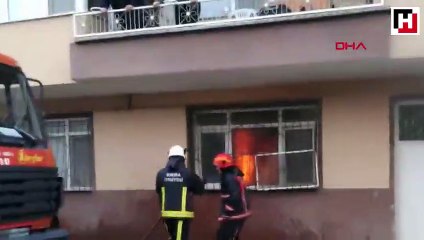 Alt kattaki yangını balkondan izlediler