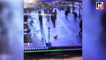Sokakta balona rövaşata çeken adam kameralara böyle yansıdı