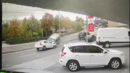 EYÜPSULTAN'DA ZİNCİRLEME TRAFİK KAZASI KAMERADA