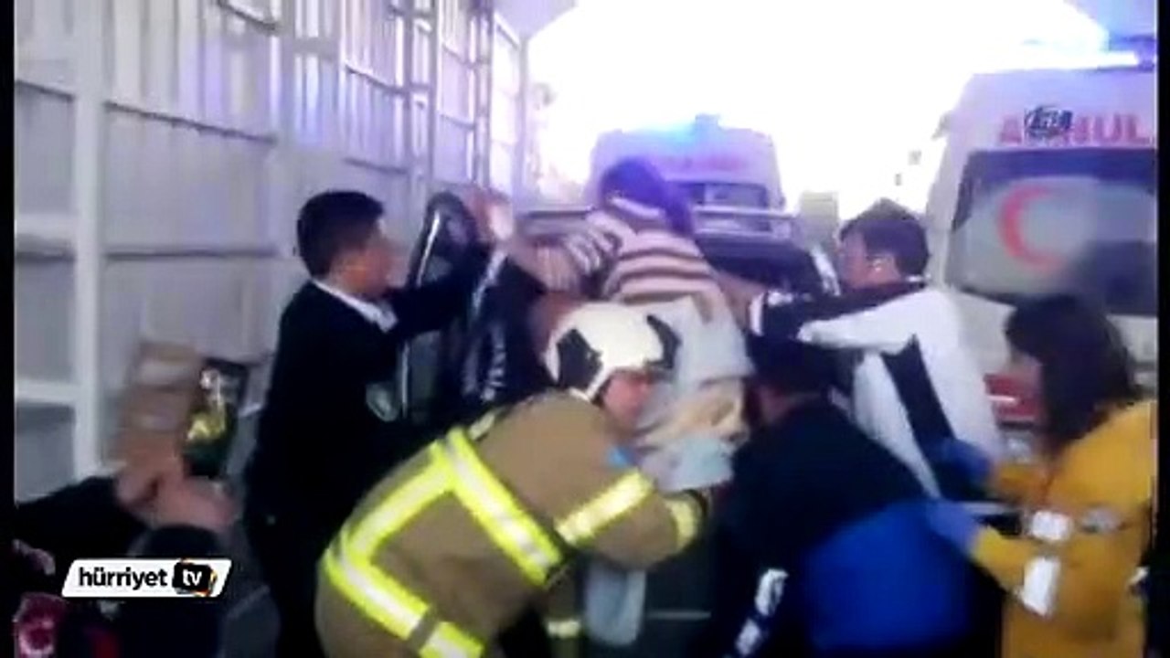 Elini kaptırdığı hamur makinesiyle hastaneye getirildi