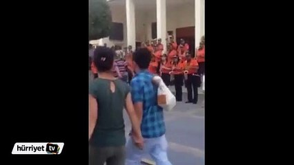 Bandonun karşısına geçip göbek attı