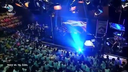 Barış Arduç şarkı söyledi, ekrana kilitledi!