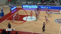 Basketbol maçında insanlık dışı faul!