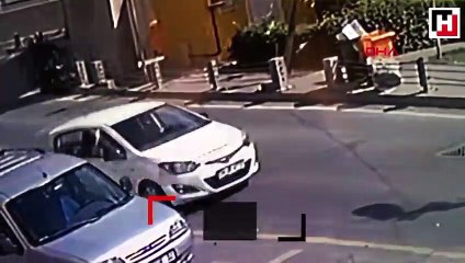 Virajı alamayan motosiklet bariyerlere çarptı