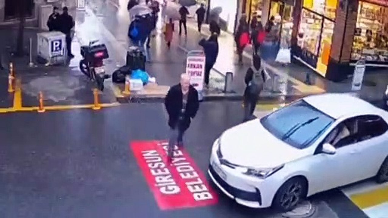 Giresun'da bir garip olay: Duran arabanın üzerine atladı, sonrası..