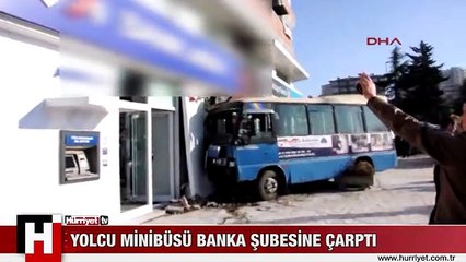 YOLCU MİNİBÜSÜ BANKA ŞUBESİNE ÇARPTI: 1'İ AĞIR 4 YARALI
