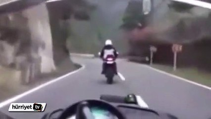 Japonya'da motosiklet sürücüsü bariyerlere çarptı