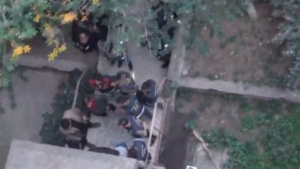 Tozkoparan’da vatandaşlar kapıları kırılarak evlerinden çıkarılıyor