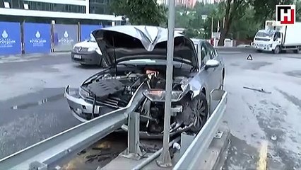Motosikletlinin sıkıştırdığı otomobil bariyerlere ok gibi saplandı